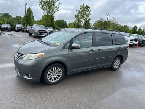 Used 2014 Toyota Sienna XLE FWD image 10