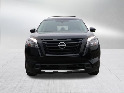 Used 2023 Nissan Pathfinder Platinum image 2