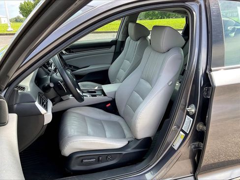 Used 2018 Honda Accord Touring image 12