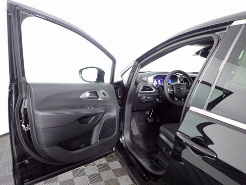 New 2025 Chrysler Pacifica Select image 17