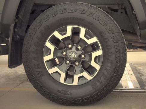 Used 2022 Toyota Tacoma TRD Off-Road image 11