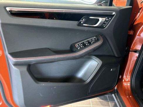 Certified 2025 Porsche Macan Turbo image 18