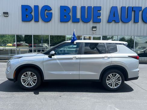 Used 2022 Mitsubishi Outlander ES AWD/4WD image 2