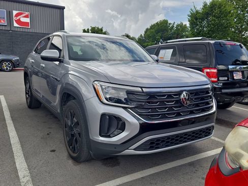 Used 2024 Volkswagen Atlas Cross Sport SE w/ Panoramic Sunroof Package AWD/4WD image 4