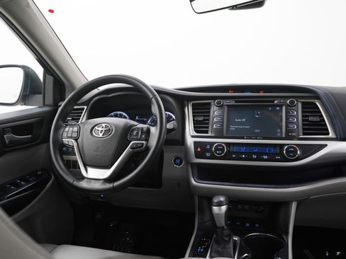 Used 2018 Toyota Highlander XLE image 14