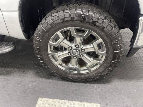 Used 2018 Nissan Titan SV w/ SV Convenience Package AWD/4WD image 9