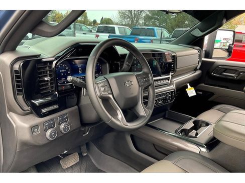 Used 2024 Chevrolet Silverado 2500 ZR2 w/ Technology Package image 16