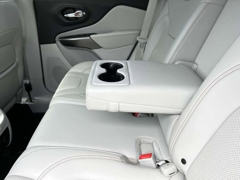 Used 2019 Jeep Cherokee Limited image 12