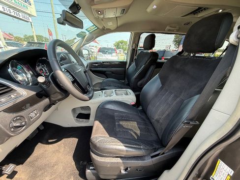 Used 2016 Chrysler Town & Country Limited FWD image 5