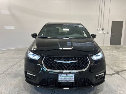 New 2025 Chrysler Pacifica Select