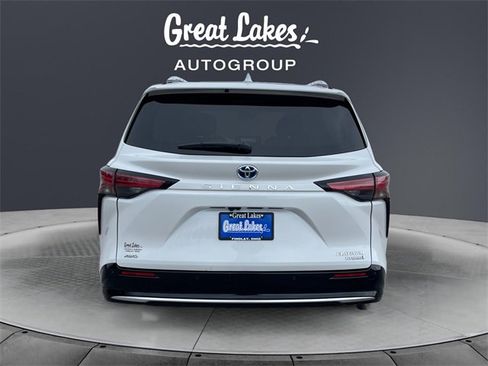 Used 2024 Toyota Sienna Platinum image 4
