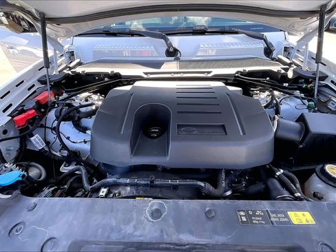 Used 2023 Land Rover Defender 110 SE image 28