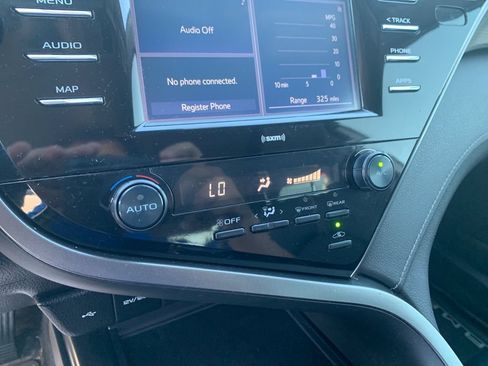 Used 2020 Toyota Camry SE FWD image 23