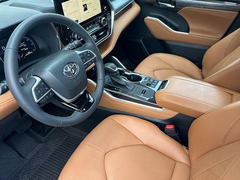 Certified 2026 Toyota Highlander Platinum AWD/4WD image 9