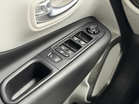 Used 2022 Jeep Renegade Latitude image 31