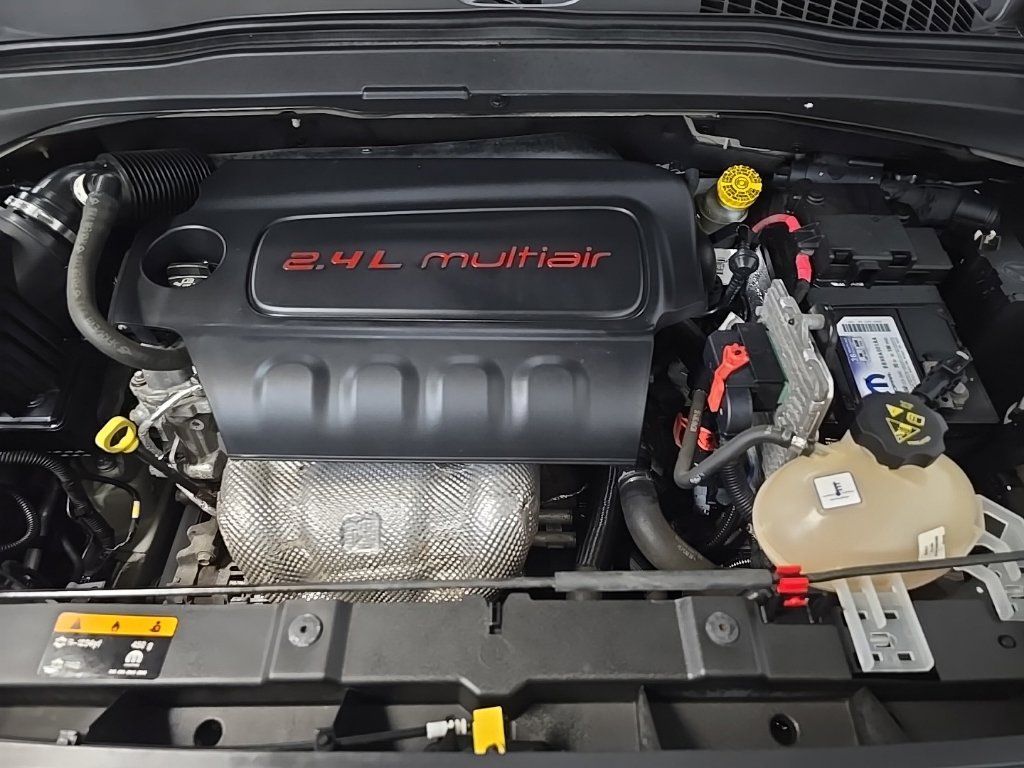 Used 2016 Jeep Renegade Latitude w/ Cold Weather Group AWD/4WD image 12