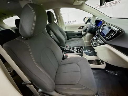 Used 2018 Chrysler Pacifica Touring Plus w/ Tire & Wheel Group FWD image 28