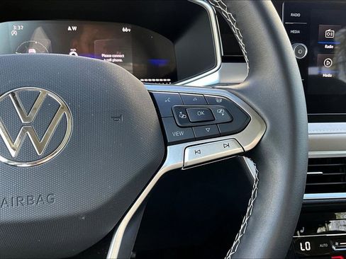 Used 2025 Volkswagen Taos SE image 10