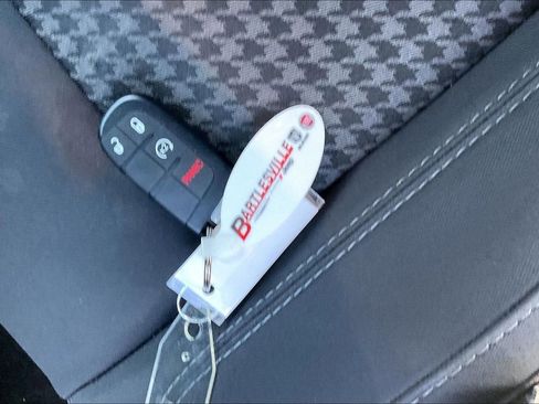 Used 2018 Dodge Challenger SXT image 9