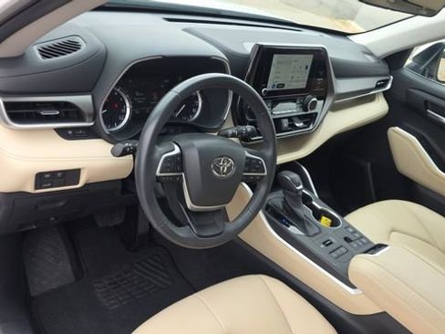 Used 2023 Toyota Highlander XLE AWD/4WD image 12