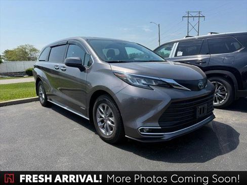 Certified 2021 Toyota Sienna XLE FWD image 1