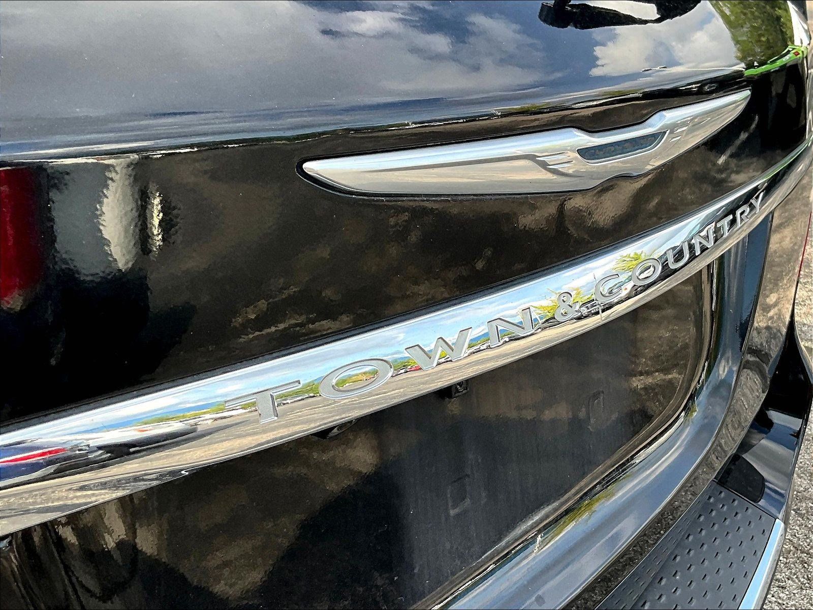 Used 2015 Chrysler Town & Country Touring-L w/ Driver Convenience Group FWD image 23