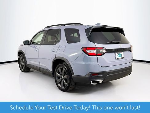 Used 2025 Honda Pilot Sport image 5