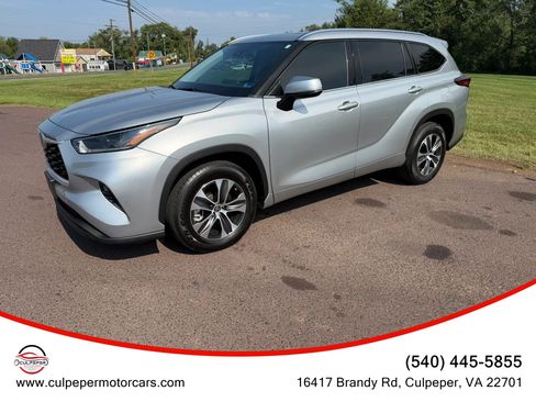Used 2021 Toyota Highlander XLE FWD image 2