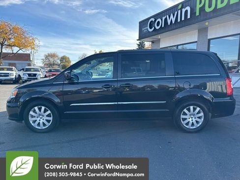 Used 2014 Chrysler Town & Country Touring image 8