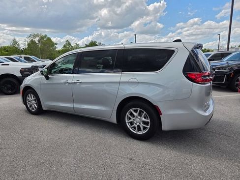 New 2026 Chrysler Pacifica Select FWD image 7