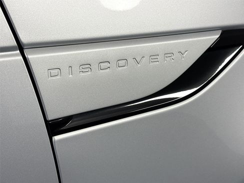 Used 2024 Land Rover Discovery S image 15