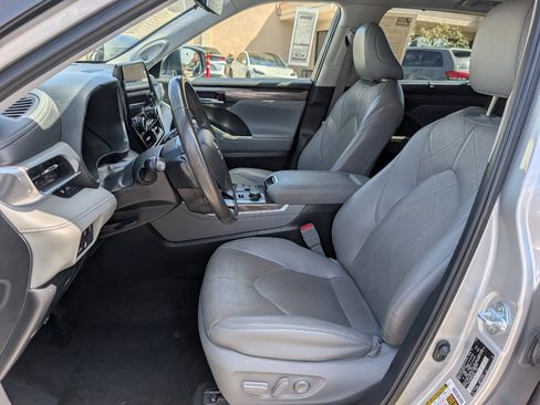 Used 2023 Toyota Highlander Platinum AWD/4WD image 2