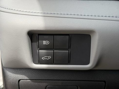 Used 2021 Toyota Highlander XLE AWD/4WD image 26