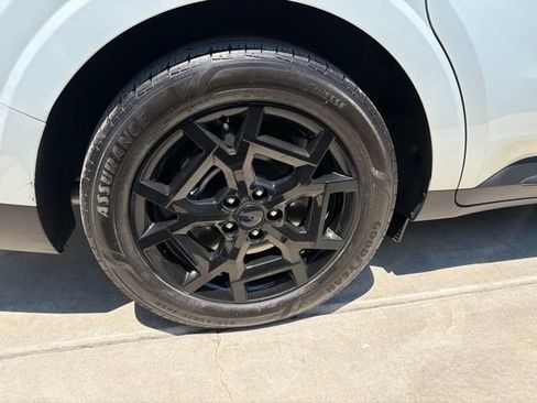 Used 2025 Kia Carnival SX w/ SX Dark Edition Package FWD image 32