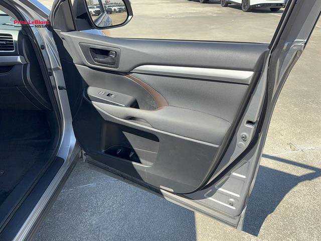 Used 2016 Toyota Highlander LE FWD image 11