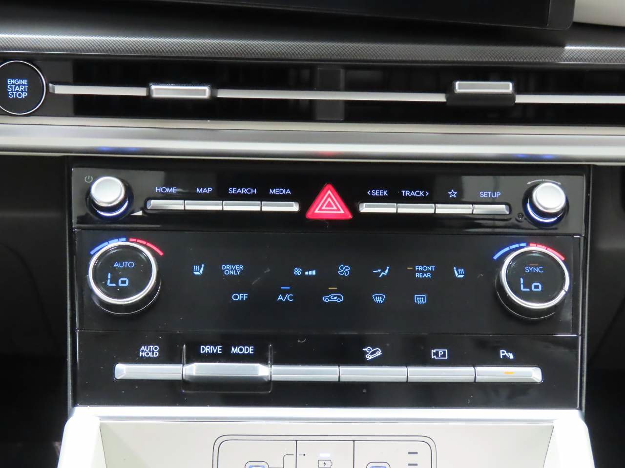 Used 2025 Hyundai Santa Fe SEL FWD image 12