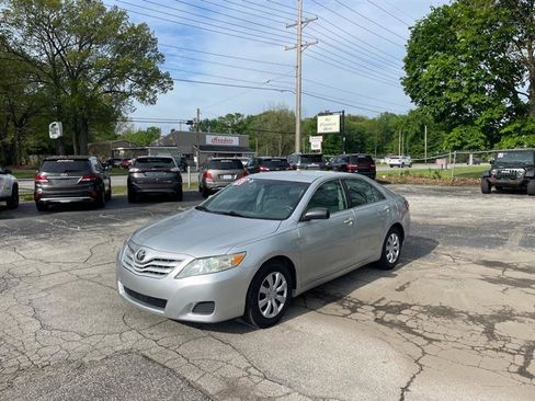 Used 2010 Toyota Camry SE FWD image 1