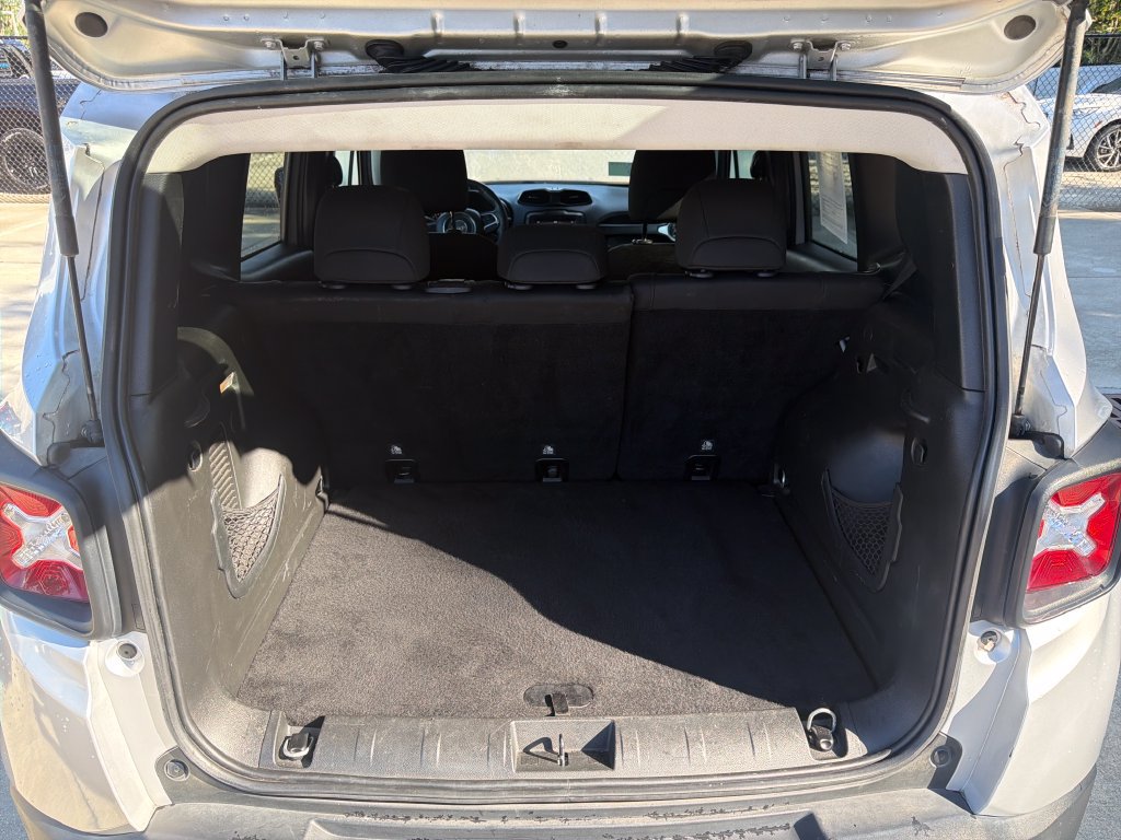 Used 2018 Jeep Renegade Latitude FWD image 34