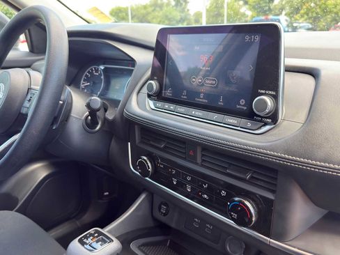 Used 2024 Nissan Rogue S FWD image 30