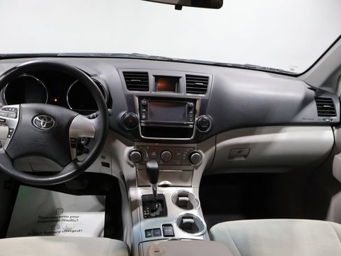 Used 2013 Toyota Highlander Plus AWD/4WD image 16