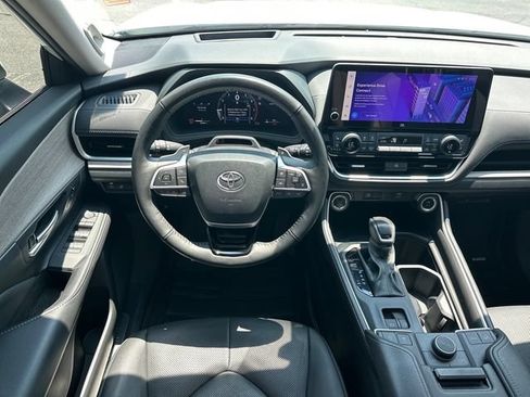 Used 2025 Toyota Grand Highlander AWD image 13