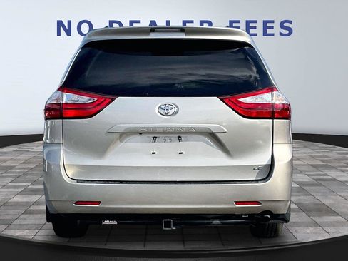Used 2017 Toyota Sienna LE image 5