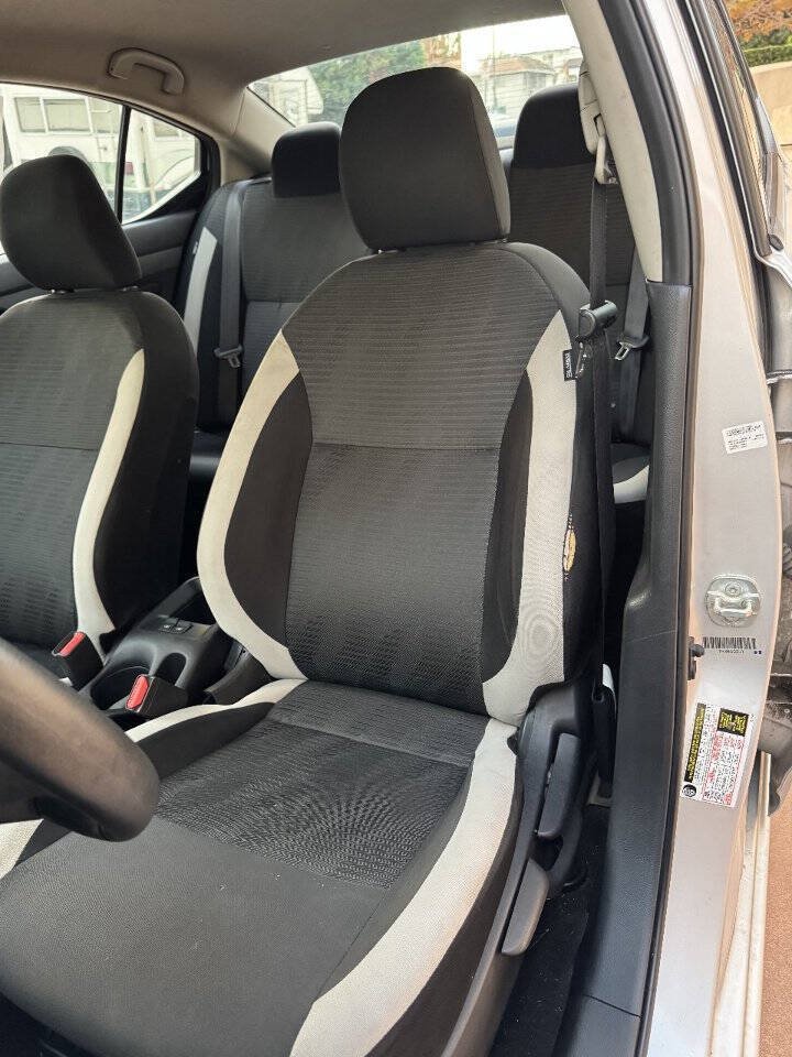 Used 2022 Nissan Versa SV FWD image 9