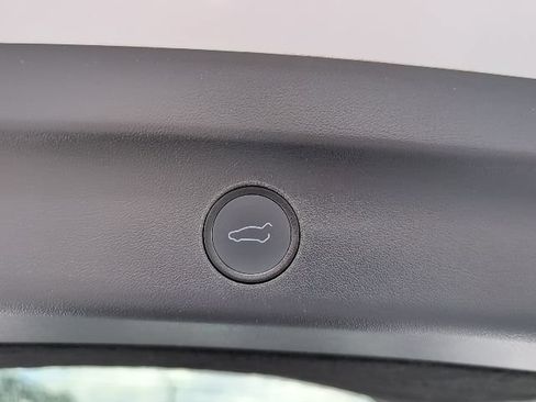 Used 2022 Tesla Model Y Long Range AWD/4WD image 24
