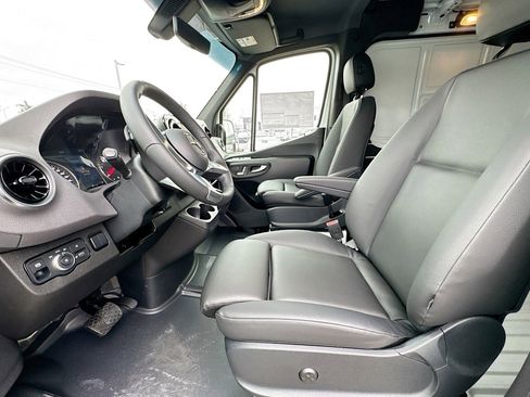 New 2025 Mercedes-Benz Sprinter 2500 image 18
