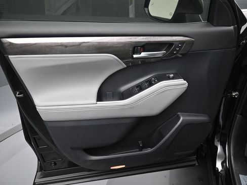 Certified 2026 Toyota Highlander Limited AWD/4WD image 11