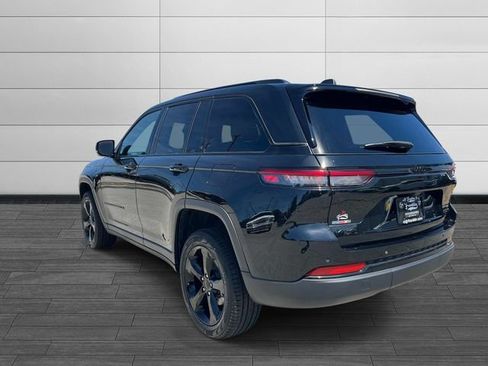 Used 2023 Jeep Grand Cherokee Limited w/ Black Appearance Package AWD/4WD image 5