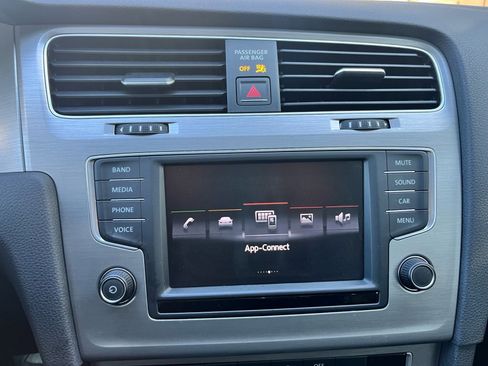 Used 2016 Volkswagen Golf S image 21