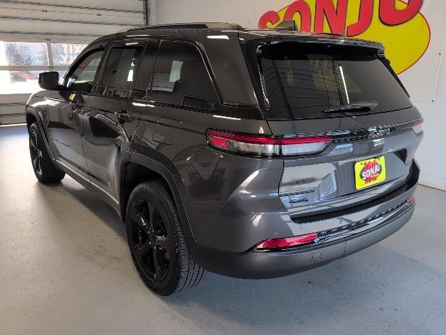 Used 2023 Jeep Grand Cherokee Altitude AWD/4WD image 3