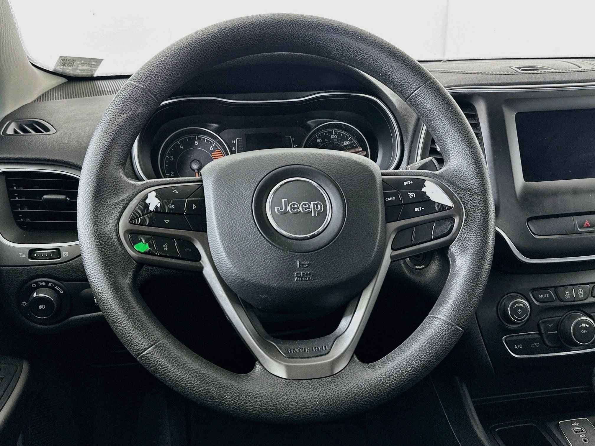 Used 2019 Jeep Cherokee Latitude w/ Popular Appearance Group FWD image 18